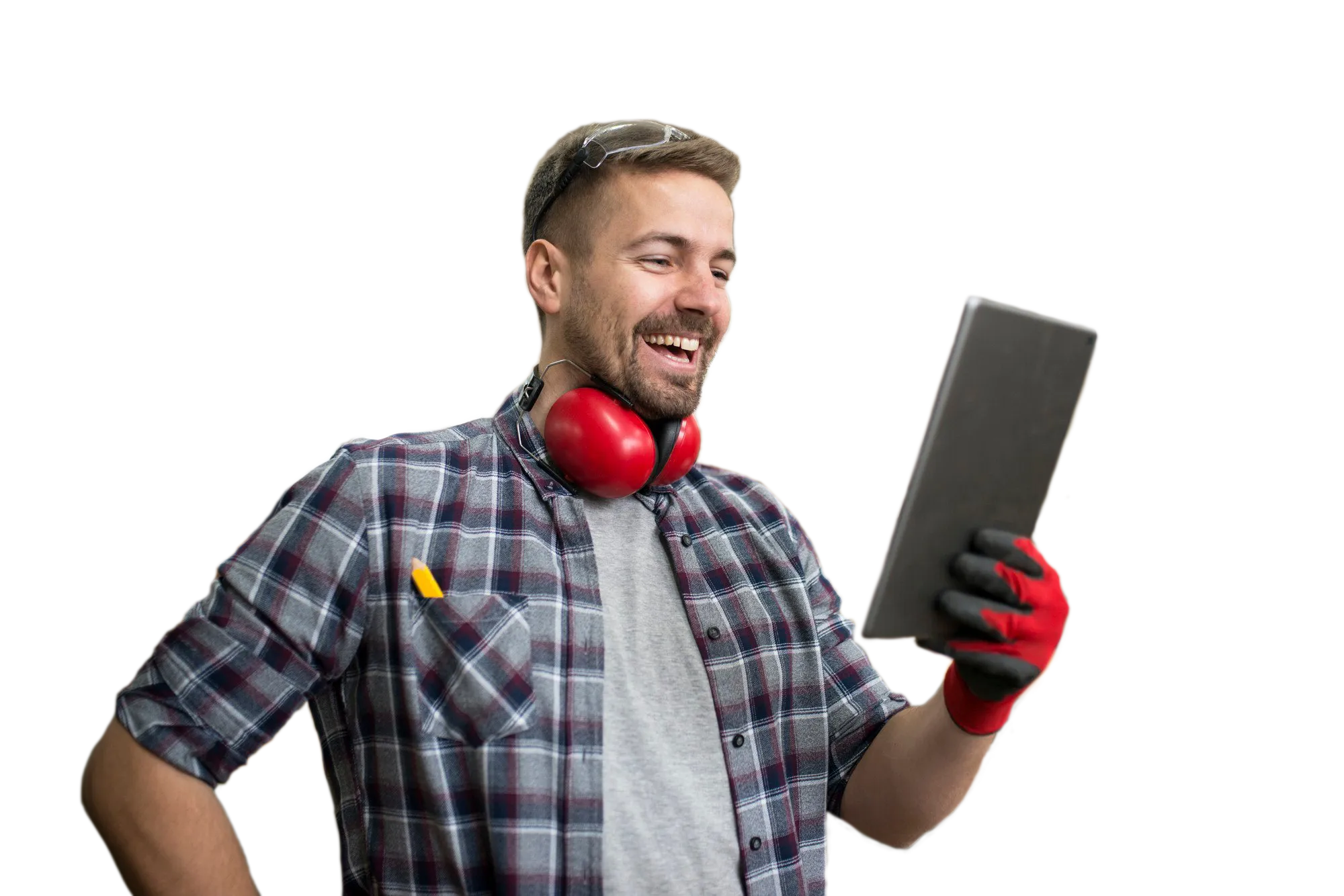 Ein junger Handwerker schaut fröhlich auf den Bildschirm eines Tablets. Er trägt ein kariertes Hemd sowie eine Sicherheitsbrille auf dem Glas und einen roten Gehörschutz um den Hals.