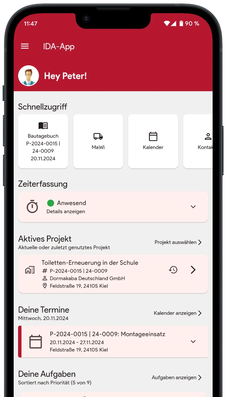 Ein Smartphone-Bildschirm ist zu sehen, auf dem die IDA-App geöffnet ist. Unter anderem kann per Schnellzugriff der Kalender oder Kontakte angewählt werden. Die Zeiterfassung ist aktiv, was an einem grünen Punkt und dem Text “Anwesend” neben einem kleinen Uhr-Symbol ersichtlich ist.